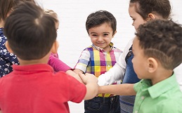 Es muy importante enseñar a tus hijos a compartir con otros niños, la convivencia es clave.